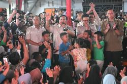 Momen Presiden Prabowo Sambut Tahun Baru Bersama Warga Terdampak Bencana di Tapsel