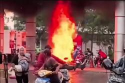Geger! Motor Terbakar di SPBU Cikarang Selatan Bikin Panik Pengunjung, Pengendara Kabur<