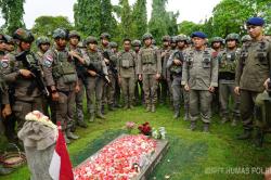 Lepas Masa Dinas, Personel Satgas Operasi Damai Cartenz Ziarah ke Makam Rekan yang Gugur<