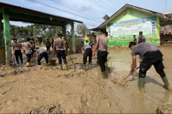 Polri Bantu Bersihkan Sekolah Terdampak Banjir, SD di Aceh Tamiang Siap Belajar Normal<