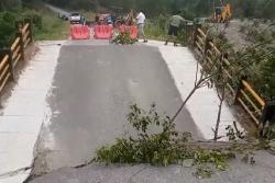 Jembatan di Bangka Roboh Diterjang Arus, 3 Pemotor Jatuh ke Sungai<
