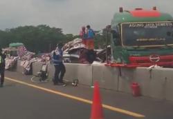 Kecelakaan Maut 3 Kendaraan di Tol Batang, 1 Tewas 5 Luka-Luka<