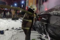 Mobil Tabrak Separator Busway hingga Terbakar di Jaktim, Sopir Diduga Mabuk