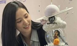 Jisoo BLACKPINK Rayakan Ultah Bareng 103 Fans, Bagi-Bagi iPhone