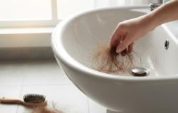 Rambut Mudah Rontok di Musim Hujan? Ini Penyebab dan Cara Mengatasinya