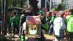 Ojol Ramai-Ramai Dukung Nadiem di Sidang Kasus Laptop Chromebook