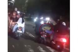 Viral Aksi Brutal Konvoi Remaja di Jember, Tendang Pemotor Lain hingga Terjatuh<