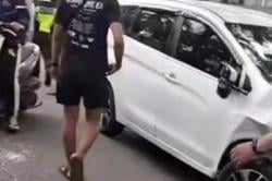 Geger! Xpander Tabrak Mobil lagi Parkir dan Pejalan Kaki di Jakbar, 1 Orang Tewas