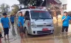 Ambulans Dokter Relawan Kemenkes Mogok Terjebak Lumpur di Pidie Jaya<
