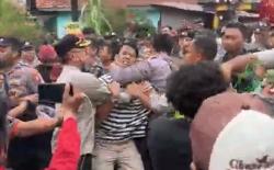 Eksekusi Belasan Rumah di Puri Asih Bekasi Ricuh, Warga Menangis Histeris<