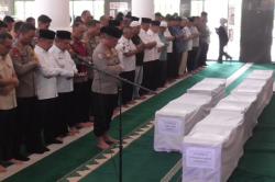 6 Potongan Tubuh Korban Banjir Bandang Dimakamkan, Kapolda Sumbar Pimpin Salat Jenazah<