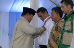 Prabowo Anugerahkan Bintang Jasa Utama ke Mentan Amran Sulaiman