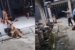 Viral Aksi Maling Bersenjata Parang Sandera Nenek di Labusel saat Dikepung Warga<