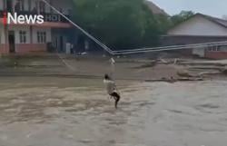 Pidie Jaya Kembali Diterjang Banjir, Warga Dievakuasi Pakai Tali Sling