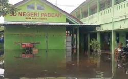 Tanggul Sungai Bremi Jebol, Banjir Rendam Ratusan Rumah di Pekalongan<