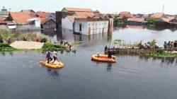 Gunakan Karung Pasir, Petugas Bersama Warga Berjibaku Tambal Tanggul Jebol Sungai Bremi<