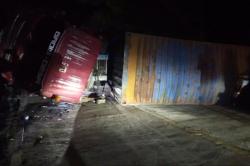 Kecelakaan di Pandeglang, Truk Kontainer Terguling gegara Tak Kuat Menanjak<