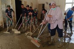 Momen Prajurit TNI, Guru dan Siswa Gotong Royong Bersihkan Sekolah di Aceh Tamiang