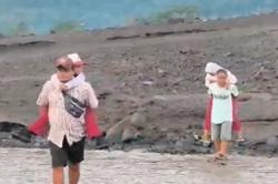 Perjuangan Siswa di Kaki Semeru Lumajang, Seberangi Banjir Lahar demi ke Sekolah<