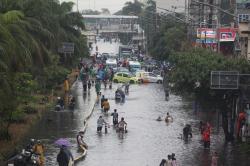 Banjir Rendam Jalan Mangga Dua Jakarta, Aktivitas Warga Sempat Lumpuh