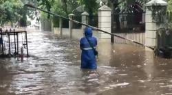 Diguyur Hujan Deras, Jalanan Cilandak Terendam hingga 1 Meter