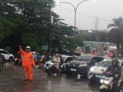 Hujan Deras Bikin Kawasan GDC Depok Tergenang hingga Macet Parah