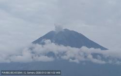 Gunung Semeru Erupsi Hari Ini, Kolom Abu Setinggi 400 Meter dari Puncak<