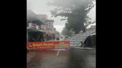 Rumah Makan di Cilacap Porak-poranda Diterjang Angin Kencang<