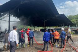 Kebakaran Gudang BBM Ilegal di Muara Enim, Puluhan Drum dan Tangki Solar Diamankan<