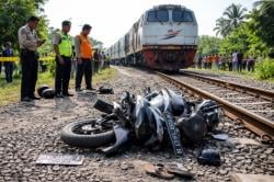 Kecelakaan di Pelintasan Kediri, Pemotor Lansia Tewas Tertabrak Kereta Api Brantas<