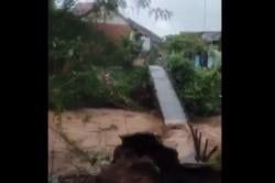 Viral Jembatan Gantung di Jepara Hanyut Terbawa Arus, Akses 2 Desa Terputus<