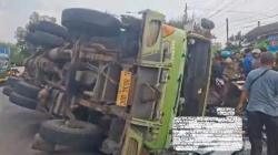 Truk Kontainer Terguling di Jalur Tengkorak Sidoarjo, Pemotor Tewas Tertimpa<