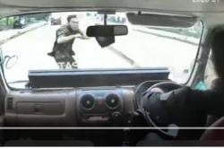 Viral Pria Tabrakkan Diri ke Feeder Trans Semarang, Begini Kondisinya<