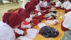 4 Ruang Kelas Ambruk, Siswa SDN Tlagah 2 Bangkalan Terpaksa Belajar di Rumah Warga<
