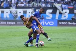 Ulliam Baros dan Julio Cesar Tak Tergantikan, Mesin Konsistensi Persib Juara Paruh Musim