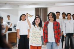 Latihan Jelang Pertunjukan Perahu Kertas