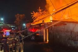 Kebakaran Gudang Pabrik Rajut di Bandung, Bangunan Ludes Dilahap Api<