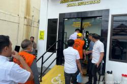 Polda Sulbar Serahkan 3 Tersangka Korupsi Gerbang Batas Kota Mamuju ke Kejaksaan<