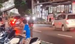 Viral Mobil Lawan Arah di Jalur Transjakarta Matraman, Terpaksa Mundur Dihadang Bus