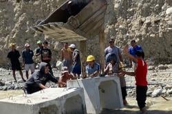 Tangani Banjir Donggala, Polri dan TNI Buka Akses Jalan hingga Bantu Bersihkan Rumah Warga<