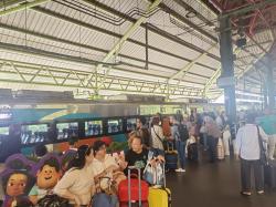 Libur Panjang Isra Mikraj, Stasiun Gambir Dipadati Penumpang<