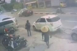Terekam CCTV! Detik-Detik Kecelakaan Beruntun Libatkan 3 Mobil di Maros<