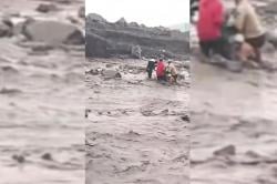 Menegangkan! Warga Nekat Terobos Banjir Lahar Semeru Nyaris Terseret di Sungai Regoyo