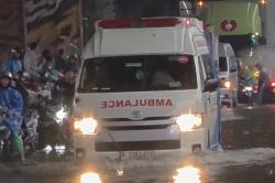 Banjir Jabodetabek, Ambulans Bawa Pasien Terobos Genangan di Cempaka Putih Jakpus