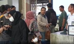 38 KA Batal Berangkat Imbas Banjir Pekalongan, Penumpang Menumpuk di Stasiun Cirebon<