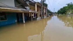 Banjir Karawang Meluas, Ribuan Warga Mengungsi<