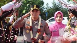Resmi Jabat Kapolres Nganjuk, AKBP Suria Miftah Irawan Disambut Tradisi Pedang Pora<