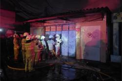 Kebakaran di Tambora Jakbar, Lapak Konveksi Dilahap Si Jago Merah