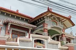 Rumah Mewah 3 Lantai Dieksekusi PN Surabaya, Sempat Diadang Sekelompok Orang<