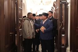Bertemu Prabowo di London, Mahasiswa asal Papua Ini Berikan Buku Karyanya